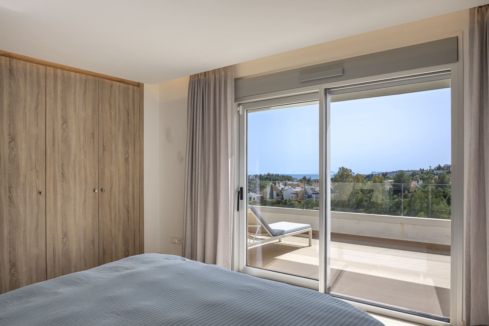 3 quarto Penthouse para venda em Benahavis com piscina garagem - 940 000 € (Ref: 9470283)