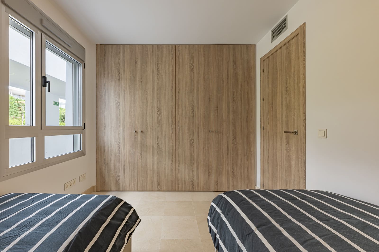 3 quarto Penthouse para venda em Benahavis com piscina garagem - 940 000 € (Ref: 9470283)