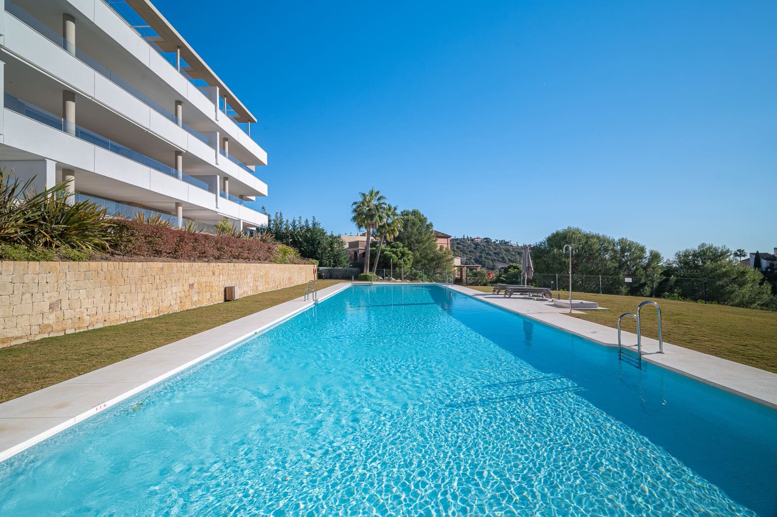 3 quarto Penthouse para venda em Benahavis com piscina garagem - 940 000 € (Ref: 9470283)