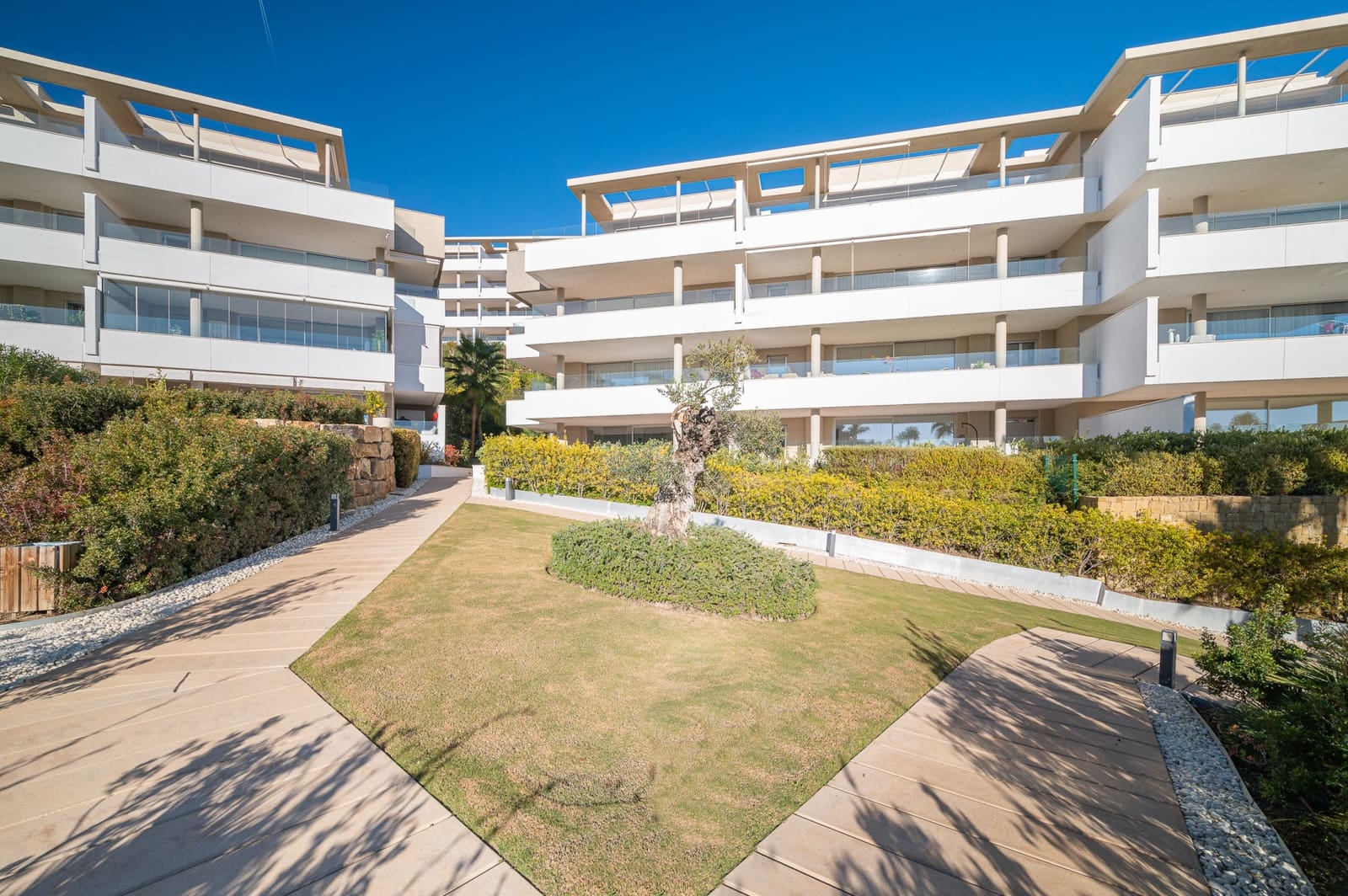 3 quarto Penthouse para venda em Benahavis com piscina garagem - 940 000 € (Ref: 9470283)