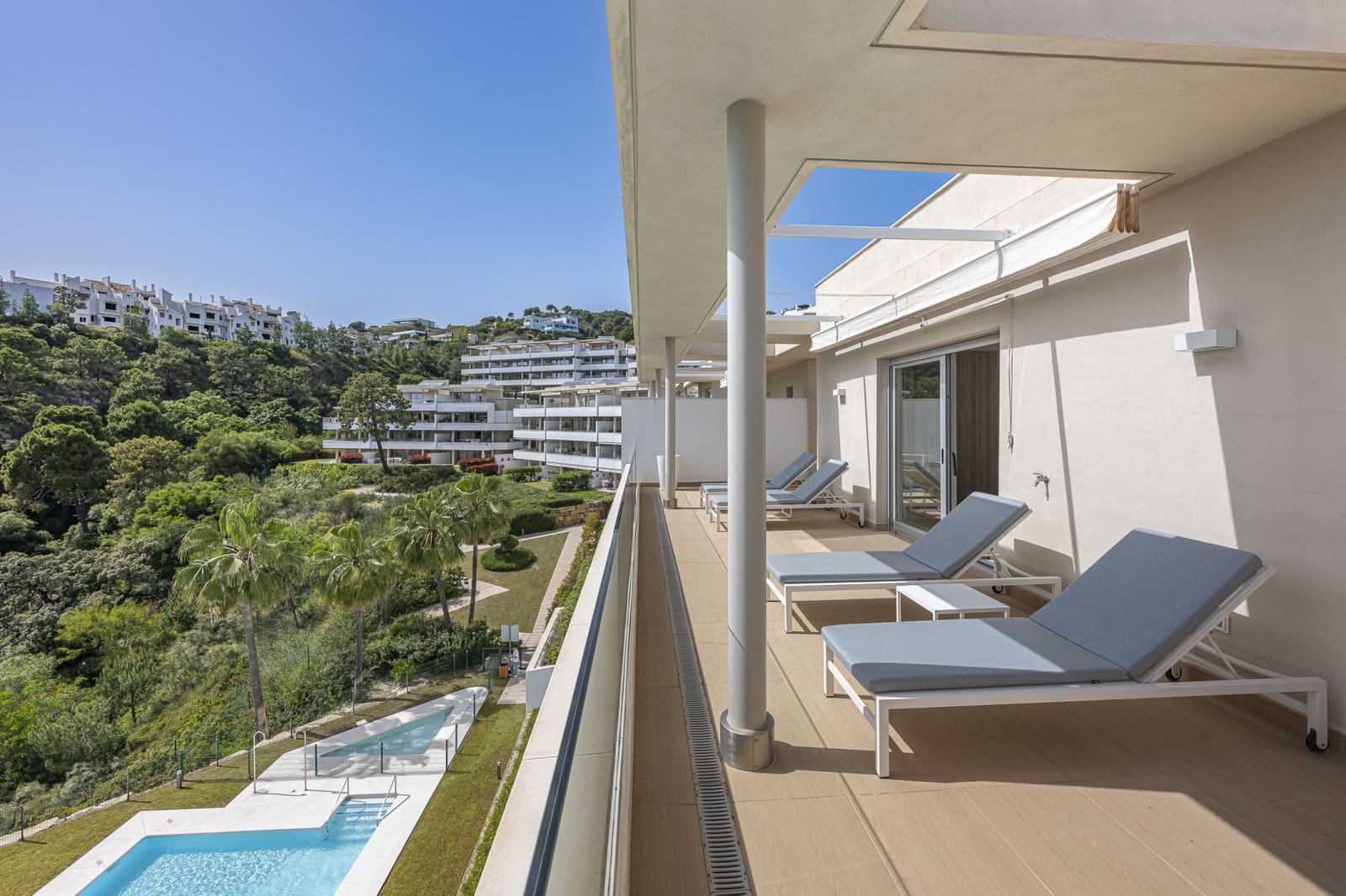 3 quarto Penthouse para venda em Benahavis com piscina garagem - 940 000 € (Ref: 9470283)