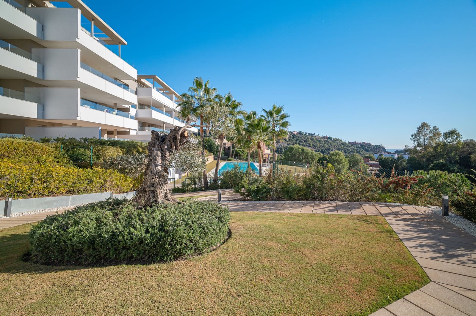 3 quarto Penthouse para venda em Benahavis com piscina garagem - 940 000 € (Ref: 9470283)