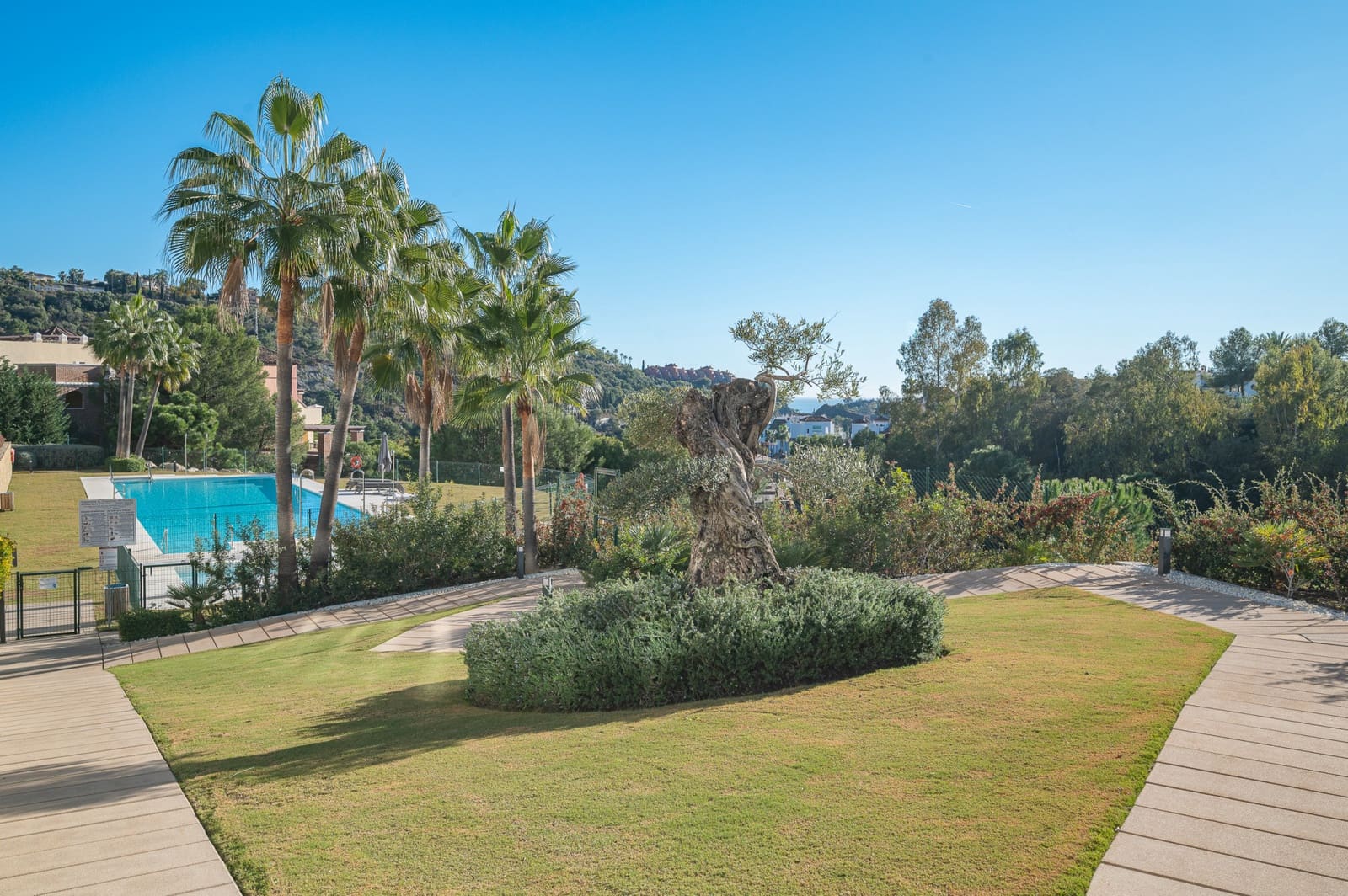 3 quarto Penthouse para venda em Benahavis com piscina garagem - 940 000 € (Ref: 9470283)