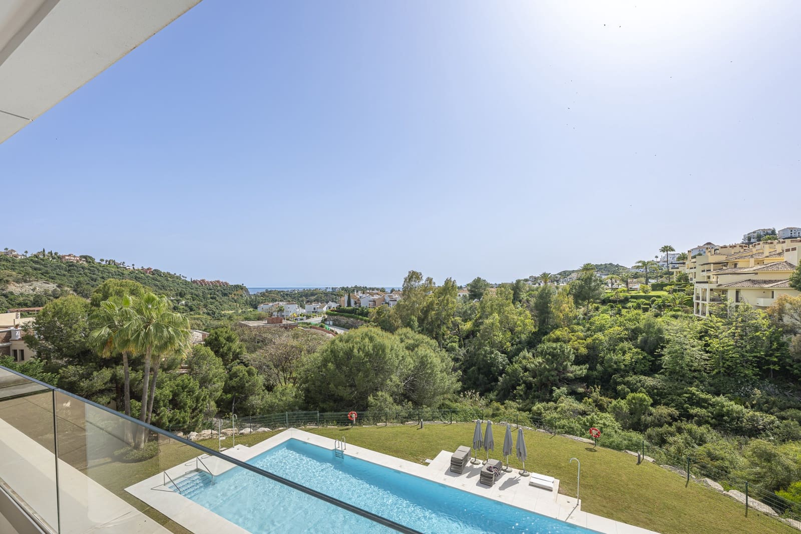 3 quarto Penthouse para venda em Benahavis com piscina garagem - 940 000 € (Ref: 9470283)