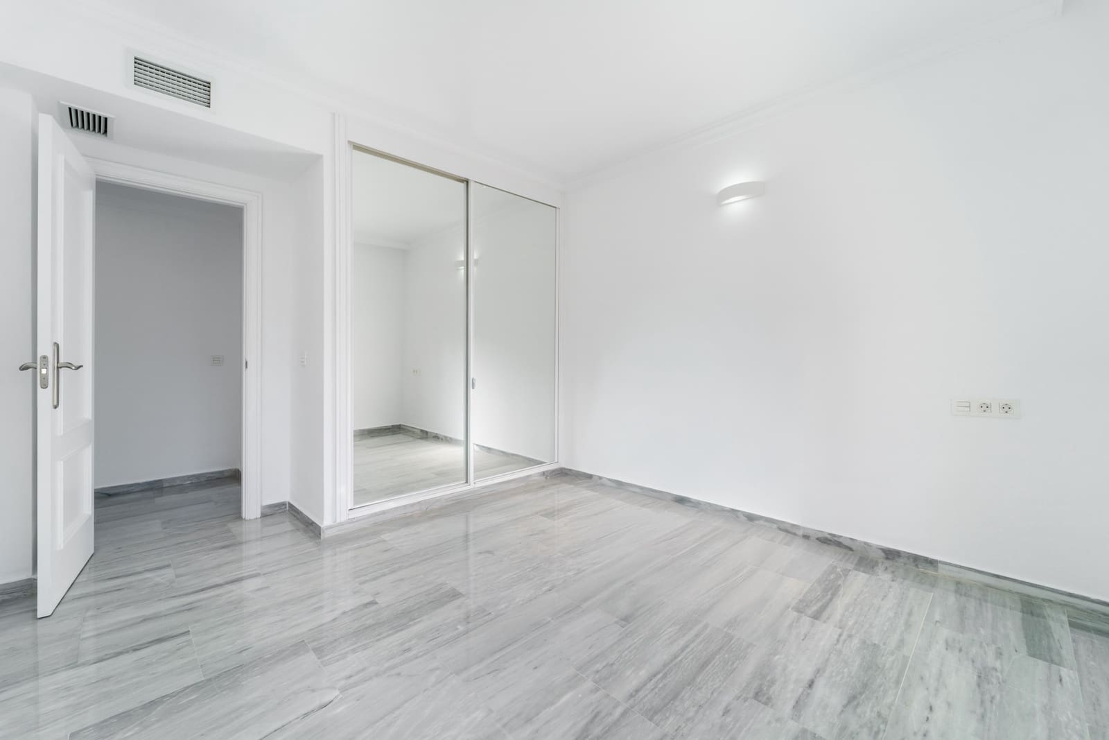 3 bedroom Apartment for rent in Guadalmina with pool garage - € 2,800 (Ref: 9481417)