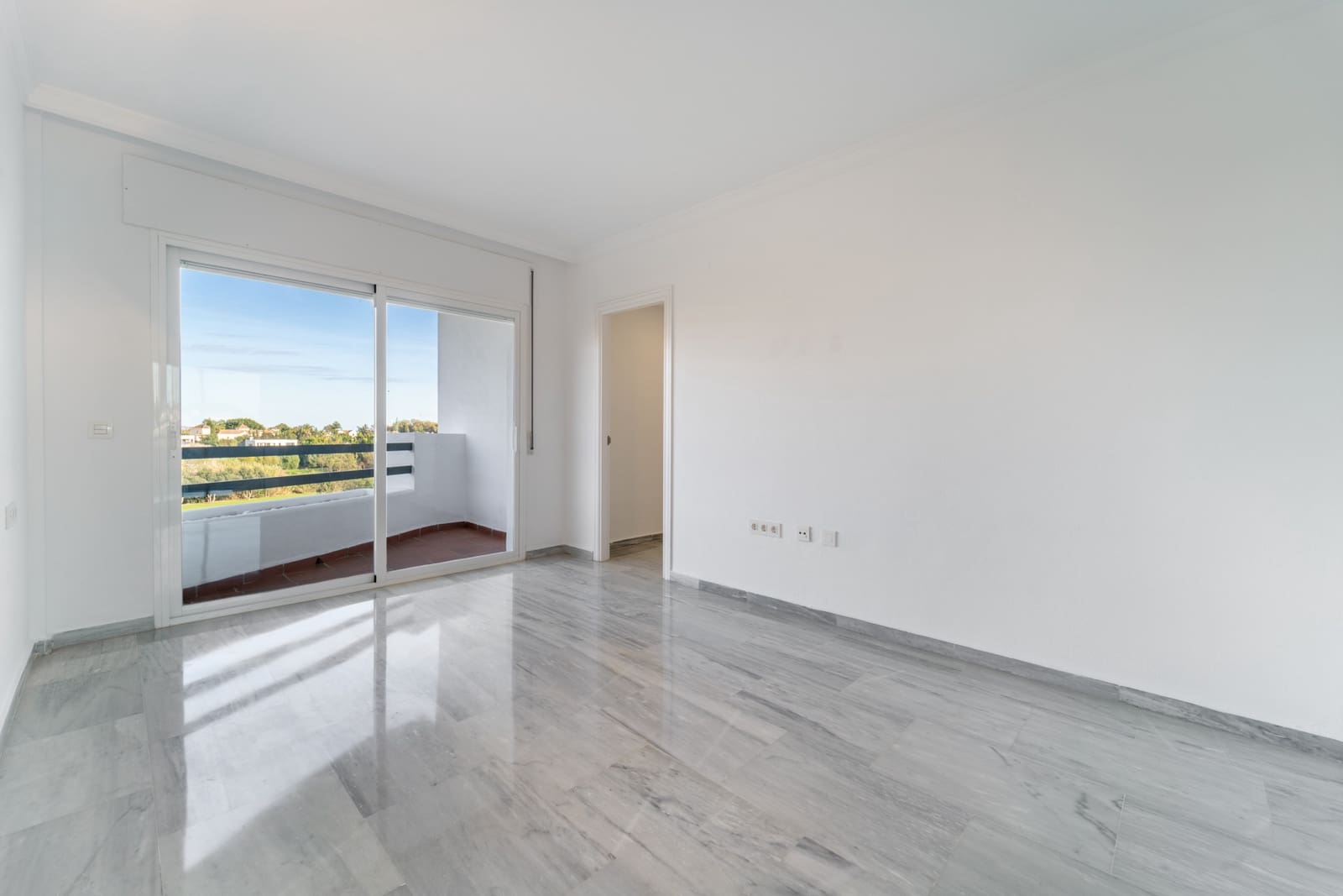 3 bedroom Apartment for rent in Guadalmina with pool garage - € 2,800 (Ref: 9481417)