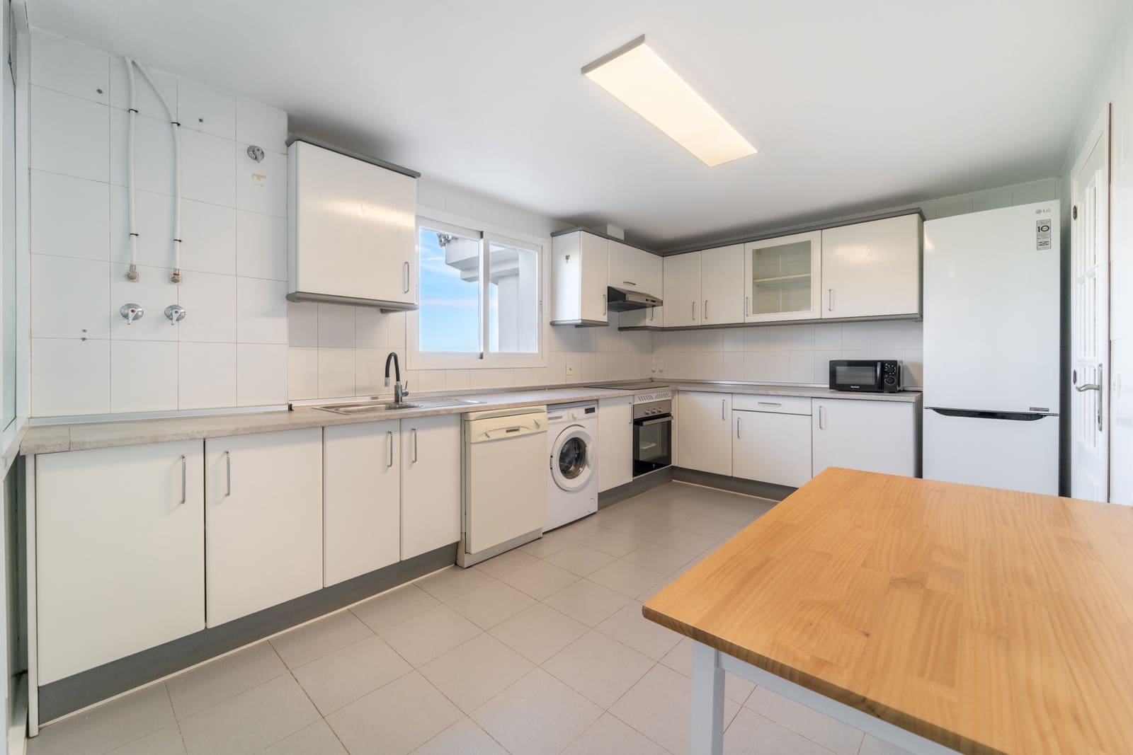 3 bedroom Apartment for rent in Guadalmina with pool garage - € 2,800 (Ref: 9481417)