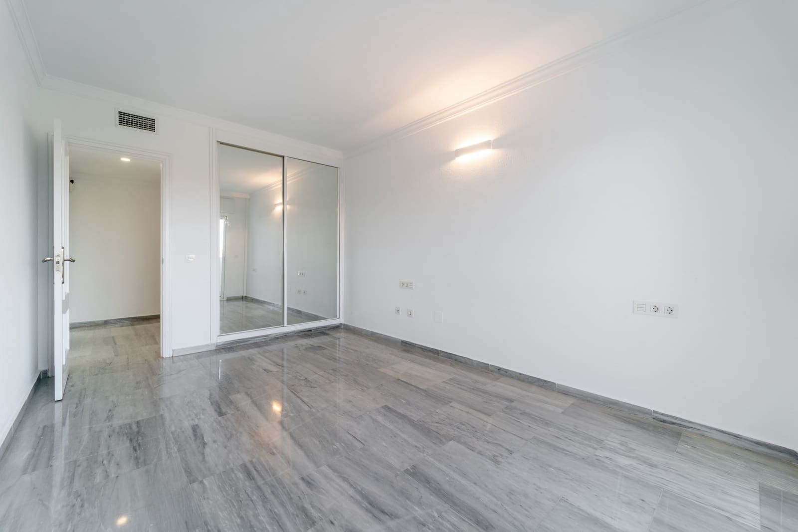 3 bedroom Apartment for rent in Guadalmina with pool garage - € 2,800 (Ref: 9481417)