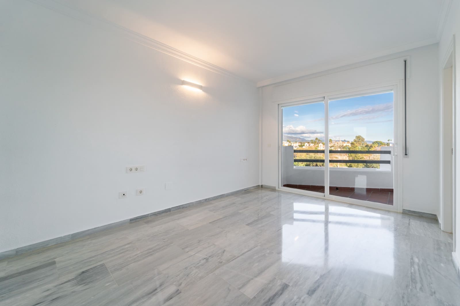 3 bedroom Apartment for rent in Guadalmina with pool garage - € 2,800 (Ref: 9481417)