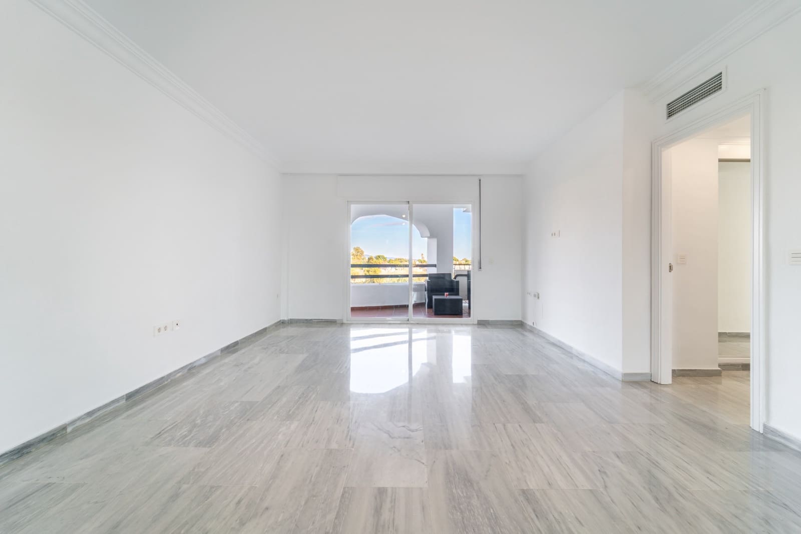 3 bedroom Apartment for rent in Guadalmina with pool garage - € 2,800 (Ref: 9481417)