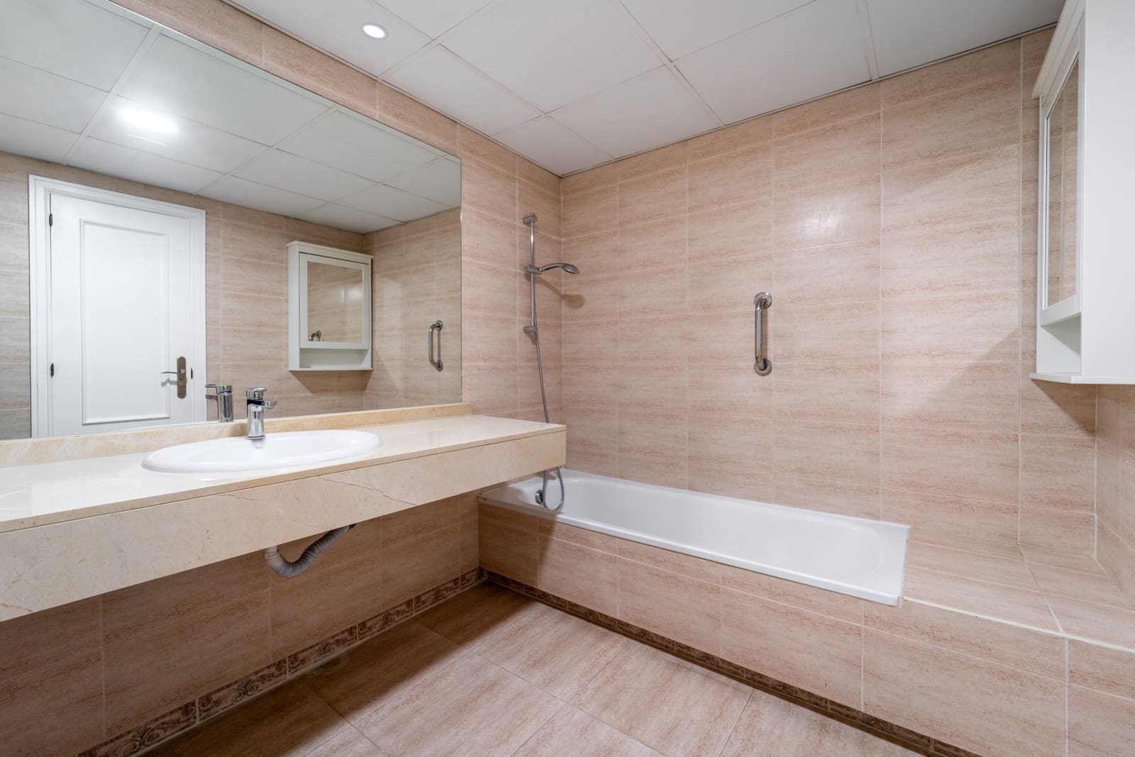 3 bedroom Apartment for rent in Guadalmina with pool garage - € 2,800 (Ref: 9481417)