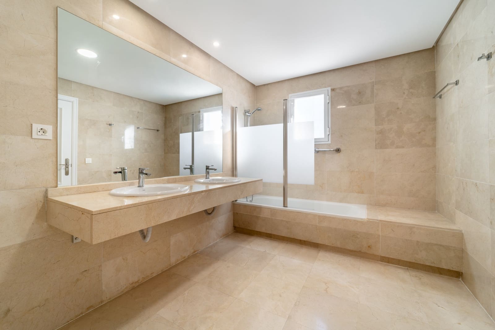 3 bedroom Apartment for rent in Guadalmina with pool garage - € 2,800 (Ref: 9481417)