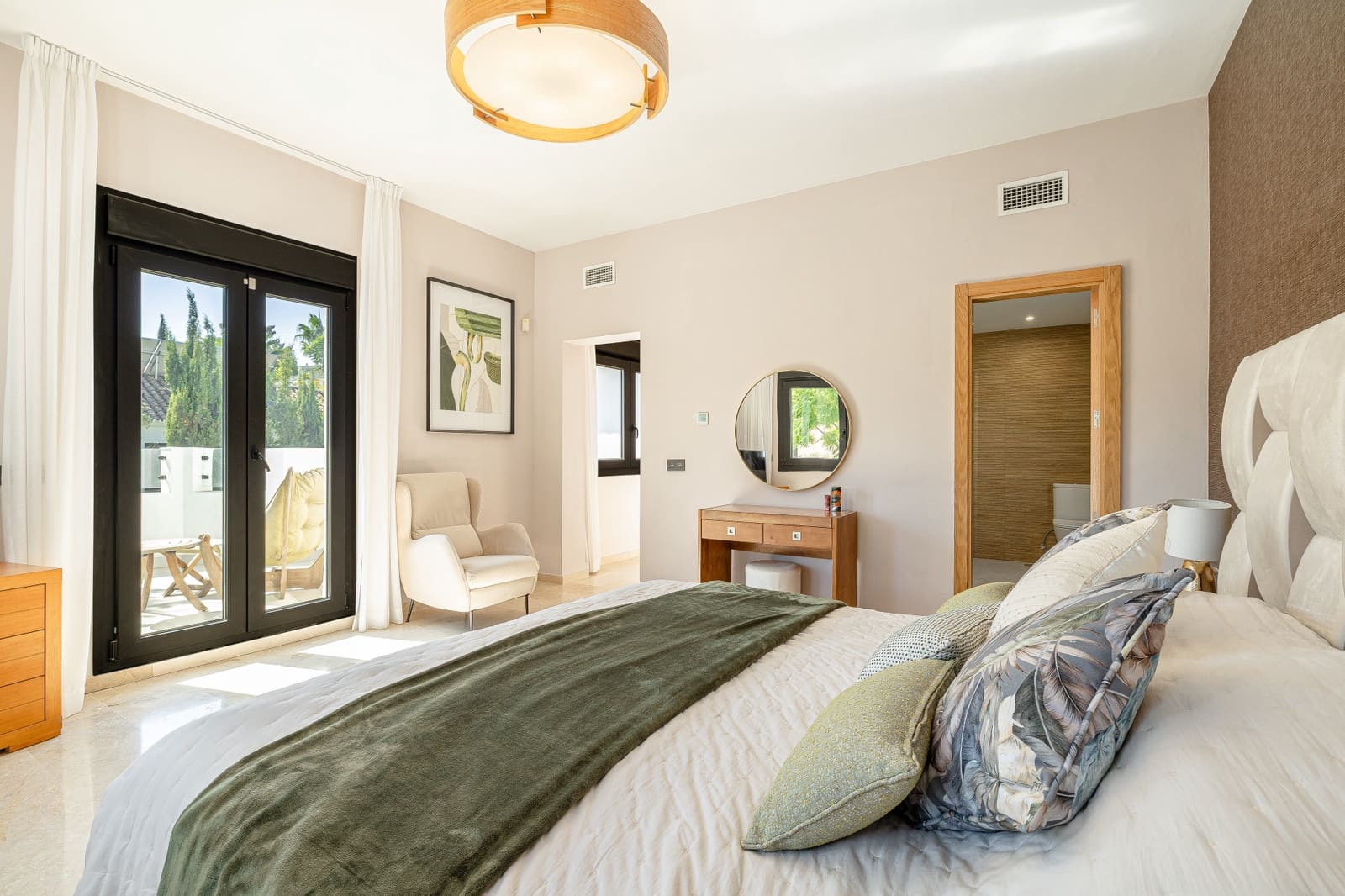 5 bedroom Villa for sale in Benahavis with pool garage - € 1,998,000 (Ref: 9481945)