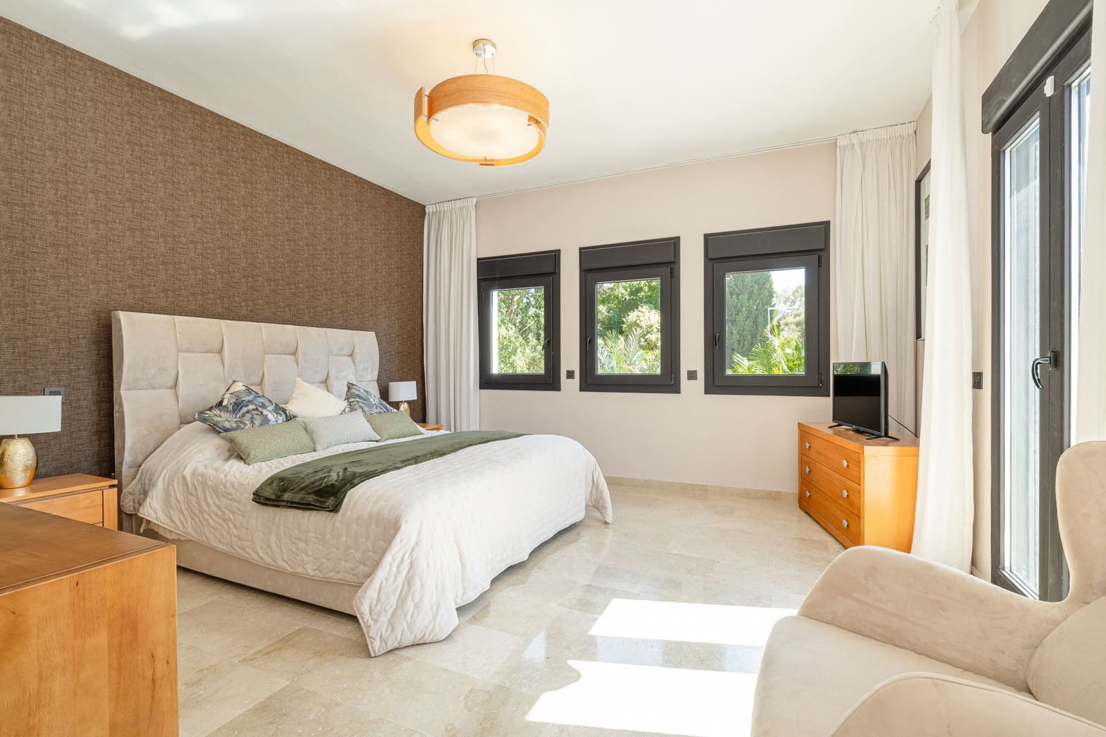 5 bedroom Villa for sale in Benahavis with pool garage - € 1,998,000 (Ref: 9481945)