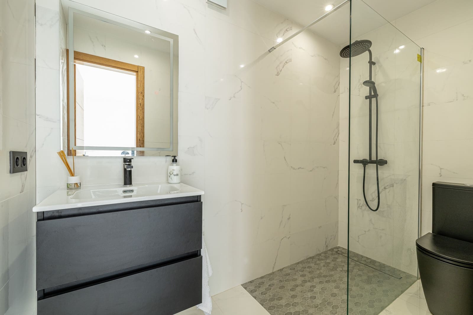 5 bedroom Villa for sale in Benahavis with pool garage - € 1,998,000 (Ref: 9481945)