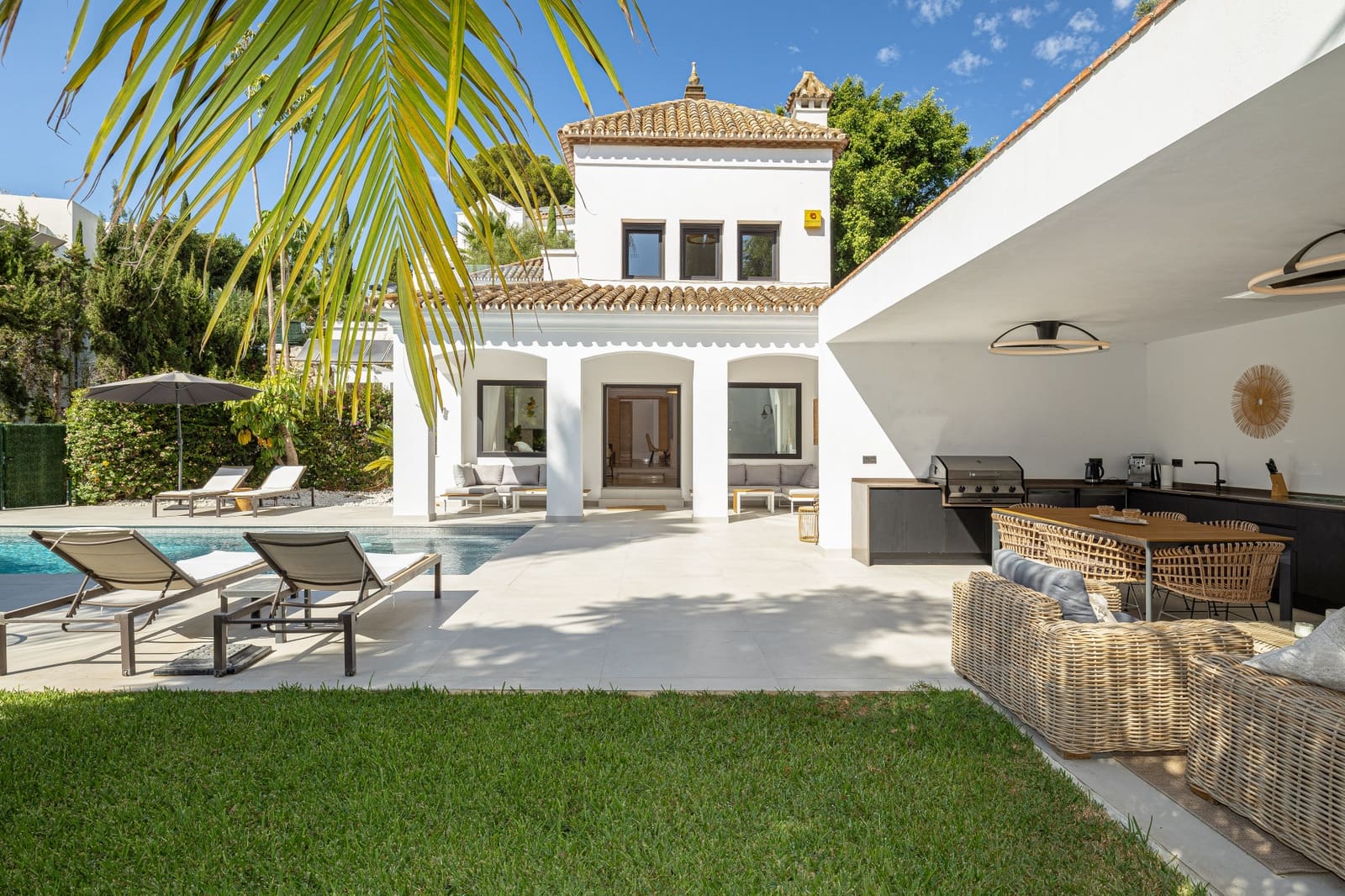 5 bedroom Villa for sale in Benahavis with pool garage - € 1,998,000 (Ref: 9481945)