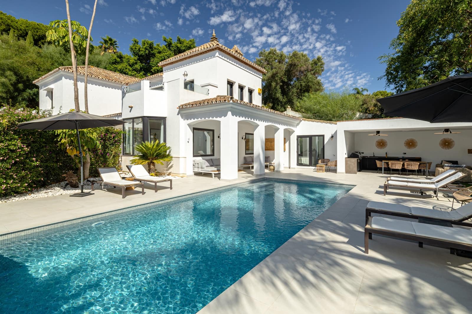 5 bedroom Villa for sale in Benahavis with pool garage - € 1,998,000 (Ref: 9481945)
