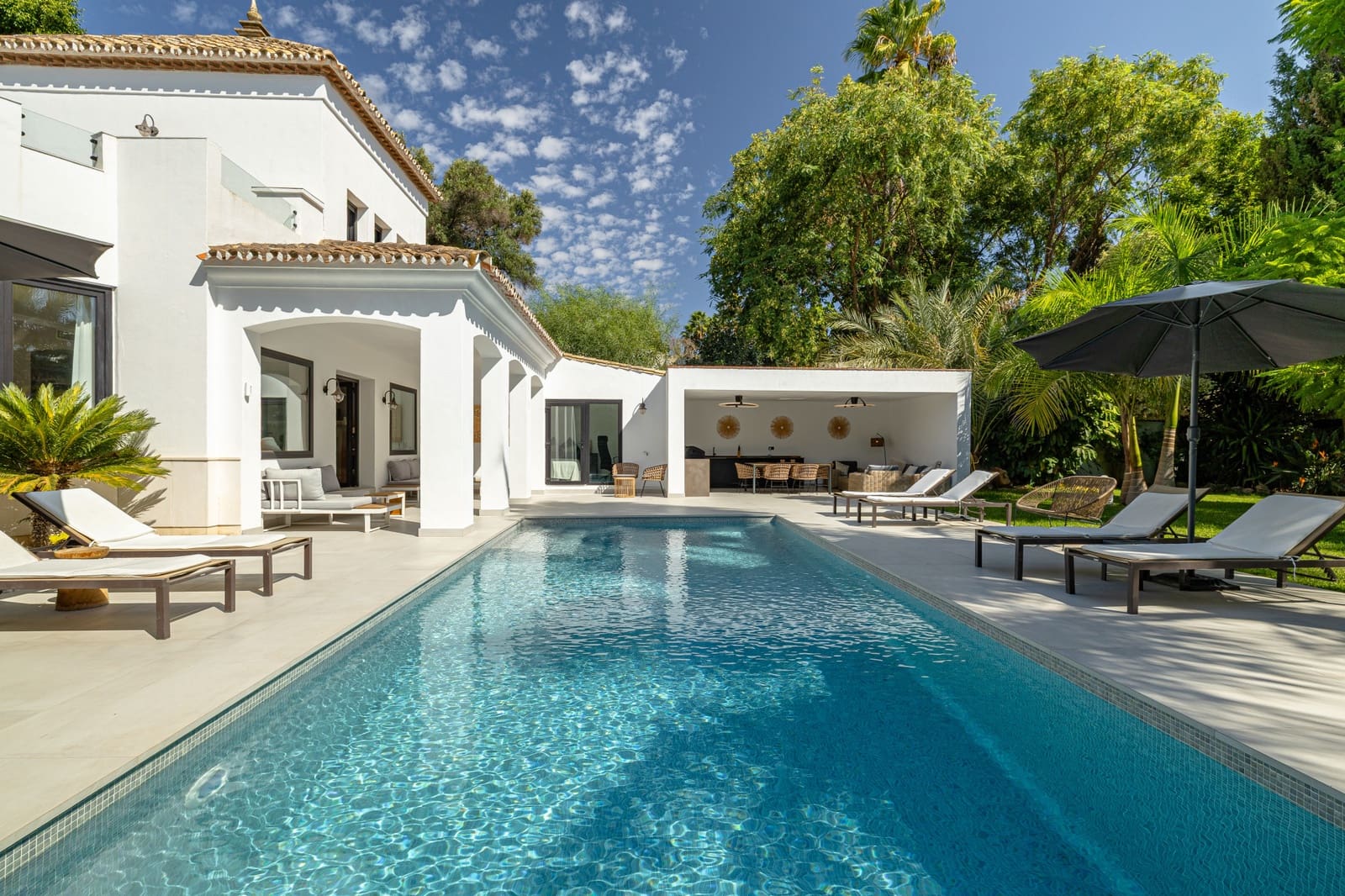 5 bedroom Villa for sale in Benahavis with pool garage - € 1,998,000 (Ref: 9481945)
