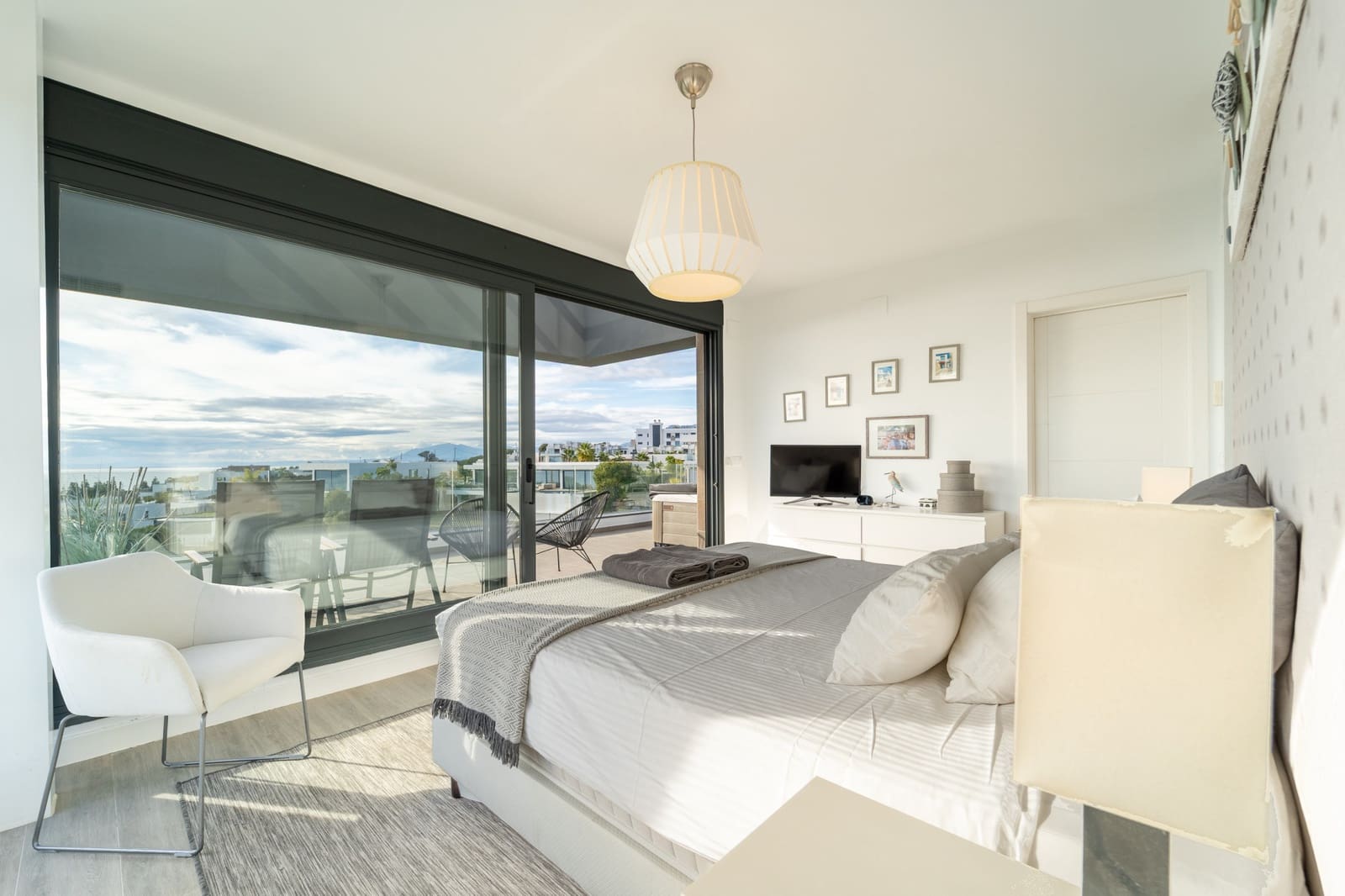 4 bedroom Villa for sale in Marbella with pool garage - € 1,595,000 (Ref: 9494351)