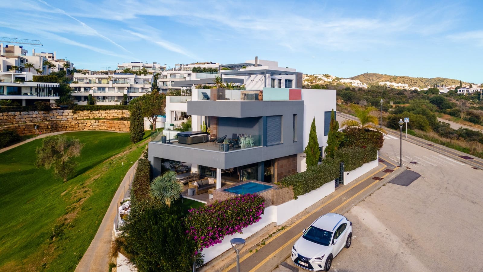 4 bedroom Villa for sale in Marbella with pool garage - € 1,595,000 (Ref: 9494351)