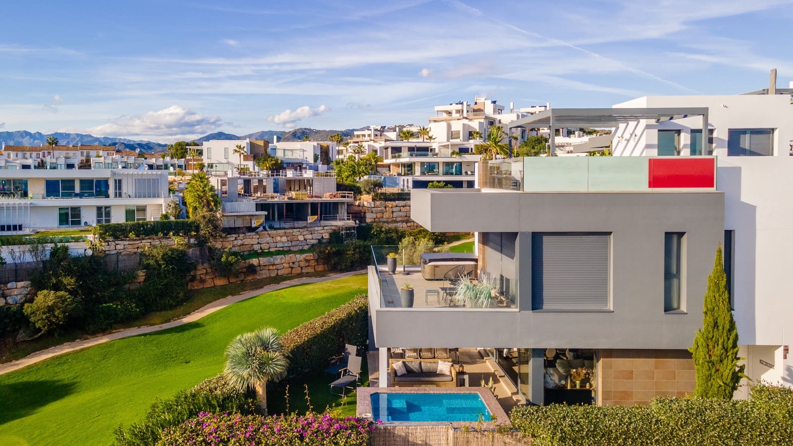 4 bedroom Villa for sale in Marbella with pool garage - € 1,595,000 (Ref: 9494351)