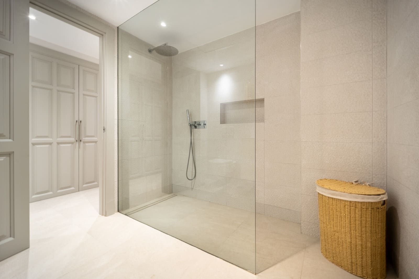 6 bedroom Villa for sale in Marbella with pool garage - € 4,500,000 (Ref: 9513303)