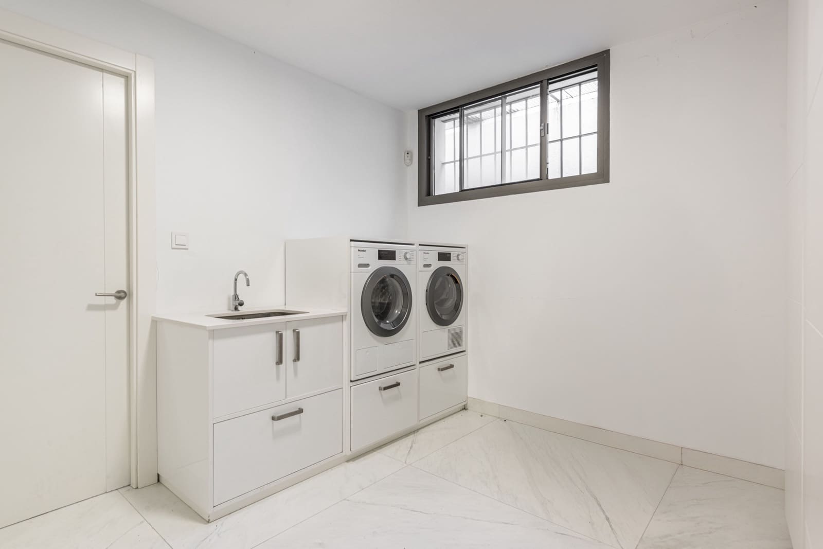 4 slaapkamer Villa te koop in Marbella met zwembad garage - € 3.995.000 (Ref: 9533470)