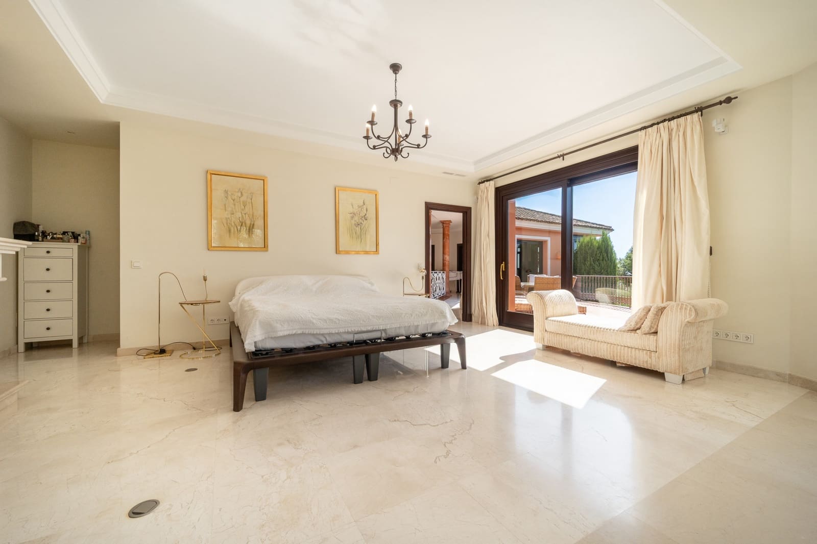 4 bedroom Villa for sale in Marbella with pool garage - € 4,900,000 (Ref: 9540957)