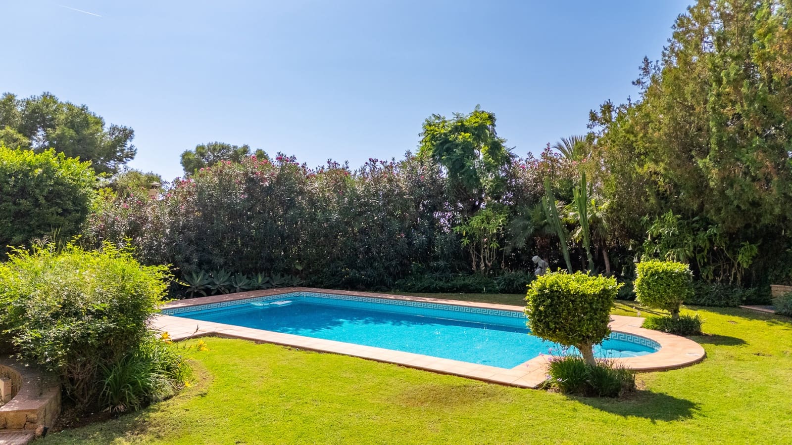 4 bedroom Villa for sale in Marbella with pool garage - € 4,900,000 (Ref: 9540957)