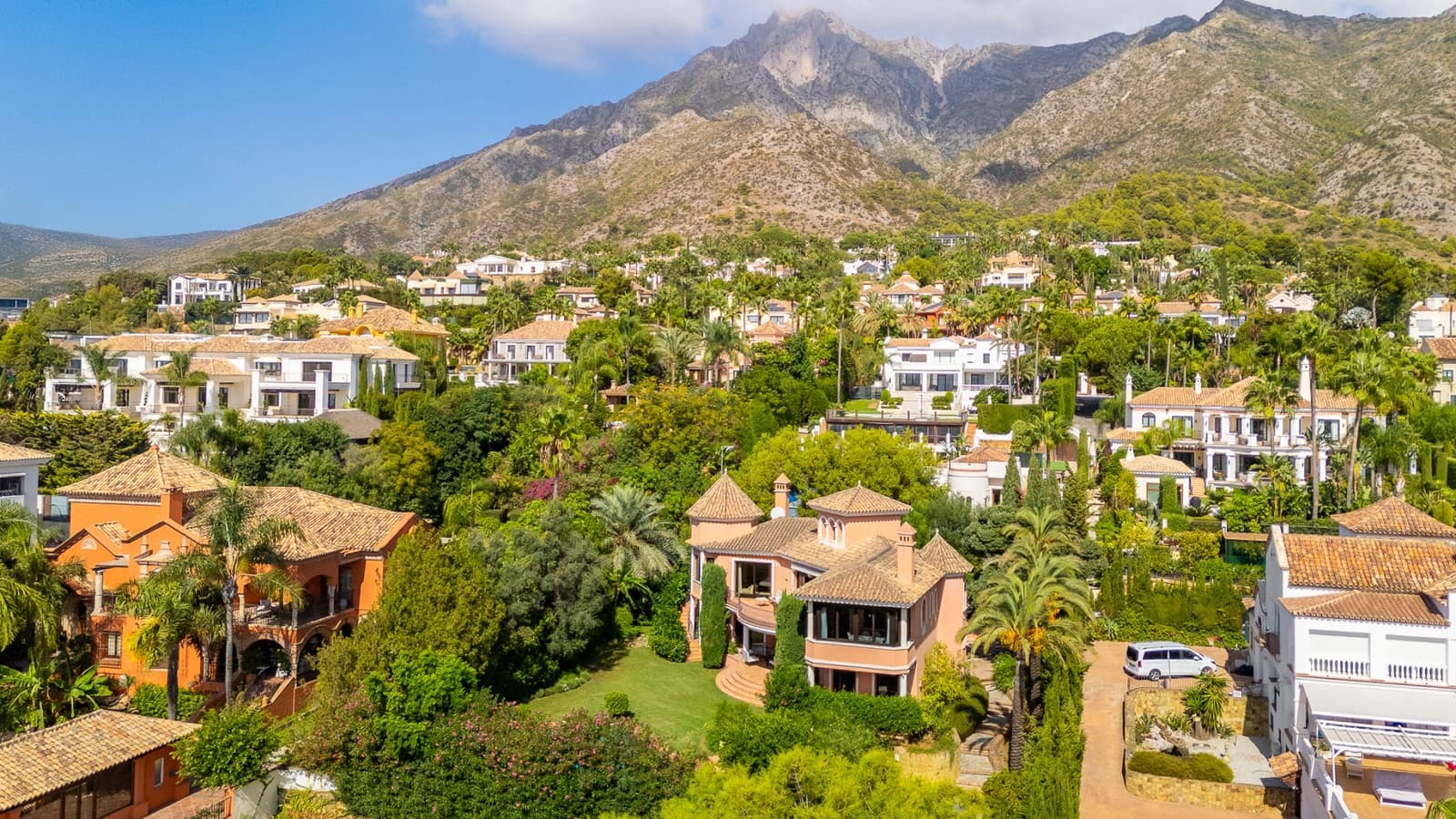 4 bedroom Villa for sale in Marbella with pool garage - € 4,900,000 (Ref: 9540957)