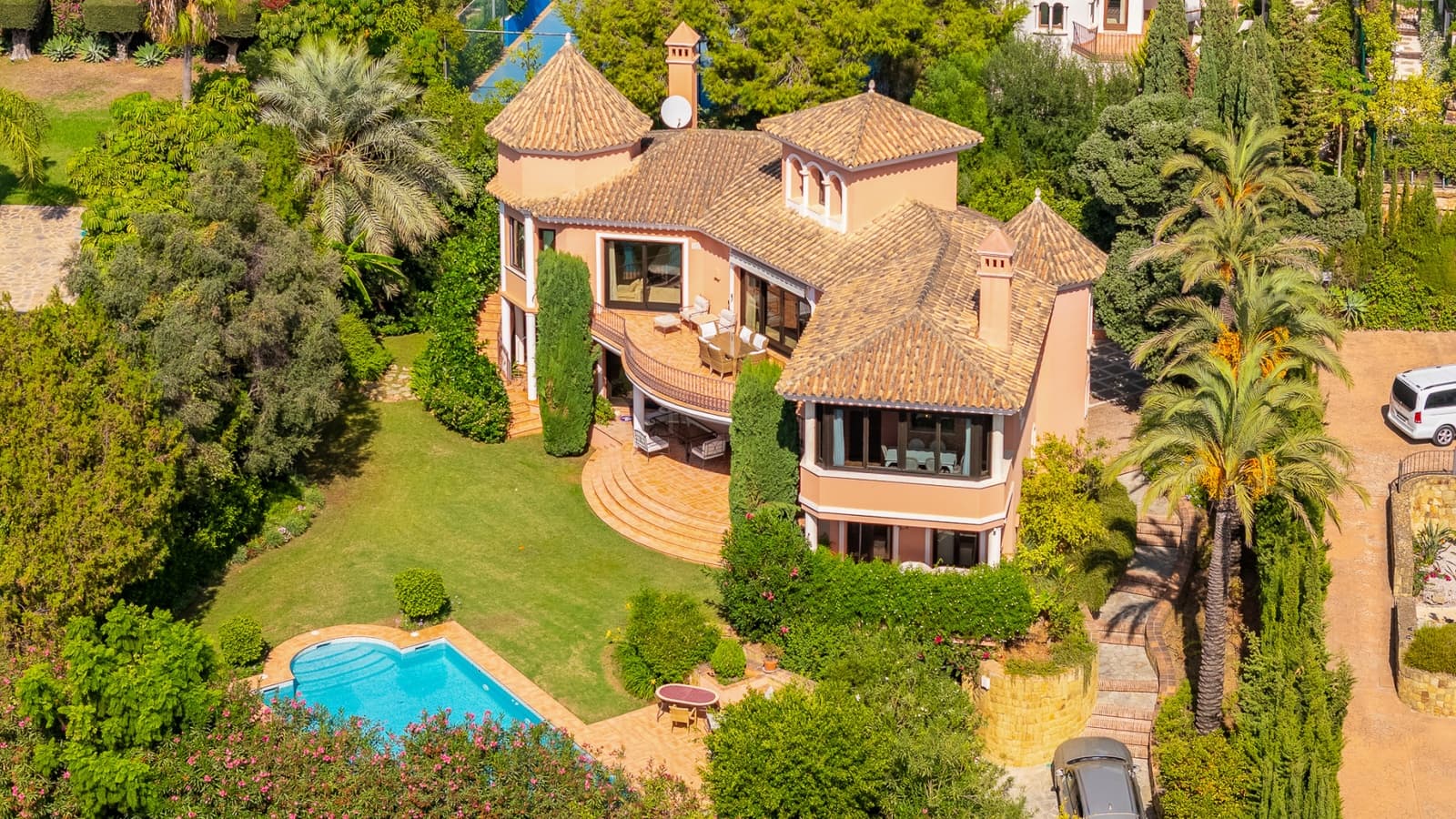 4 bedroom Villa for sale in Marbella with pool garage - € 4,900,000 (Ref: 9540957)