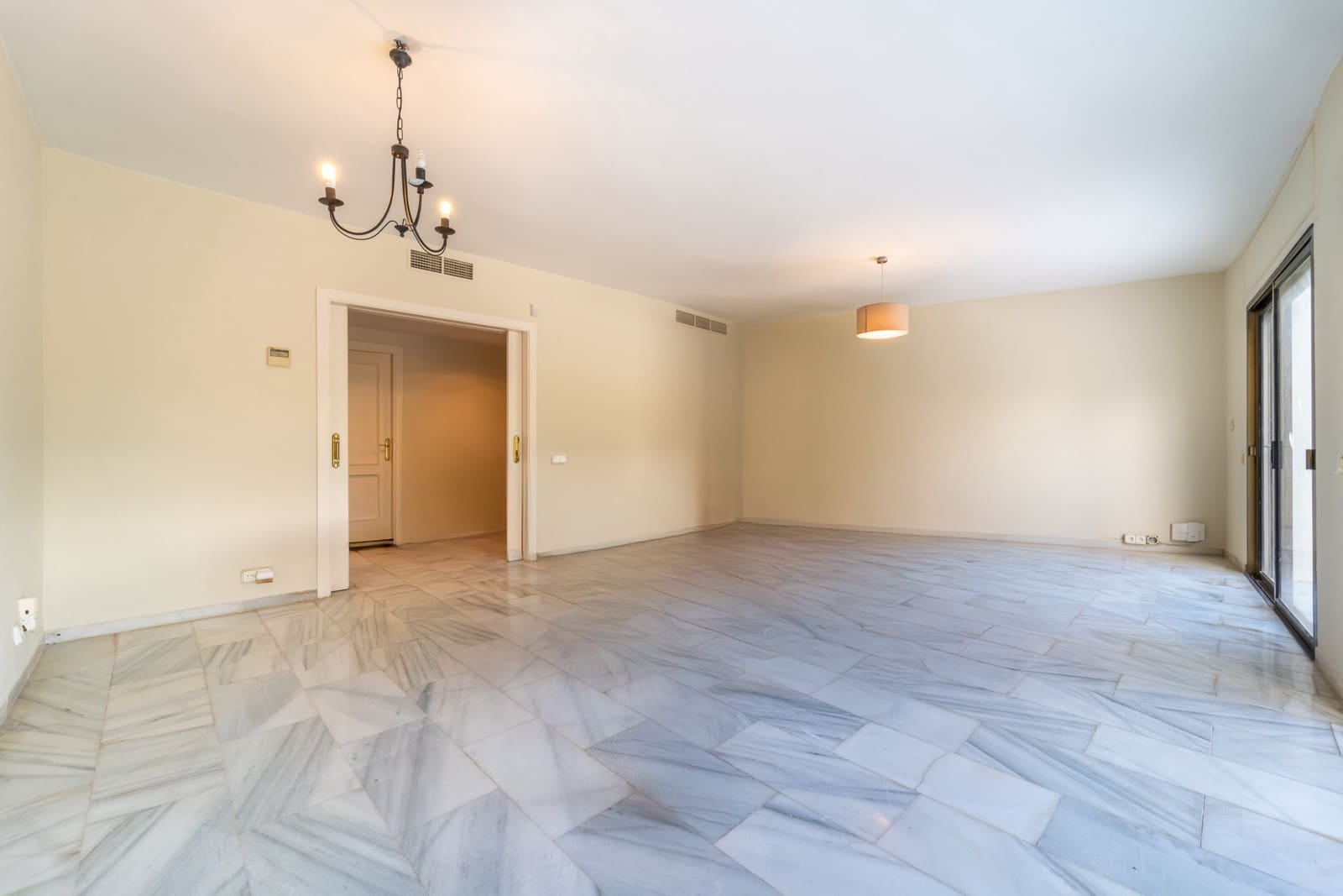 3 slaapkamer Appartement te koop in Marbella met zwembad garage - € 890.000 (Ref: 9564948)