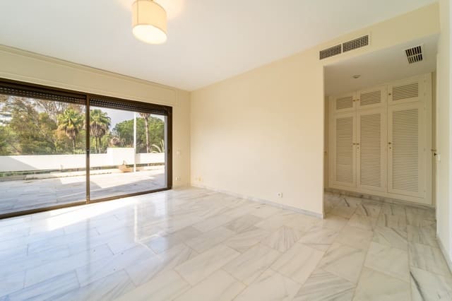 3 sypialnia Apartament na sprzedaż w Marbella z basenem garażem - 890 000 € (Ref: 9564948)