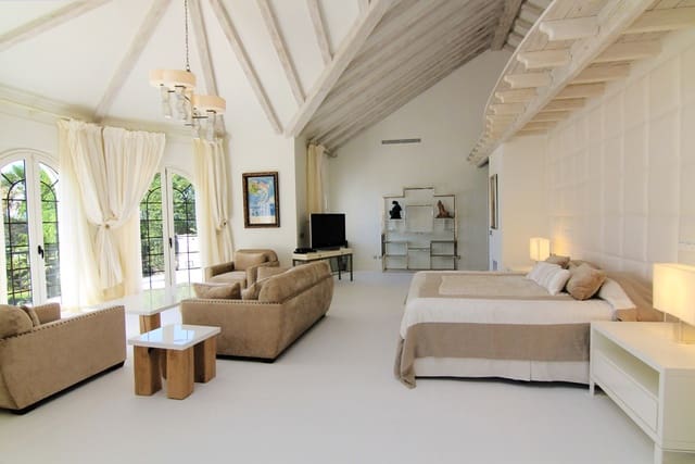 8 Zimmer Villa zu verkaufen in El Paraiso, Estepona mit Pool Garage - 11.900.000 € (Ref: 9568313)