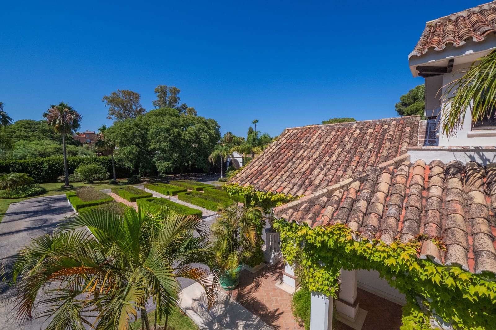 8 soveværelse Villa til salg i El Paraiso med swimmingpool garage - € 11.900.000 (Ref: 9568313)