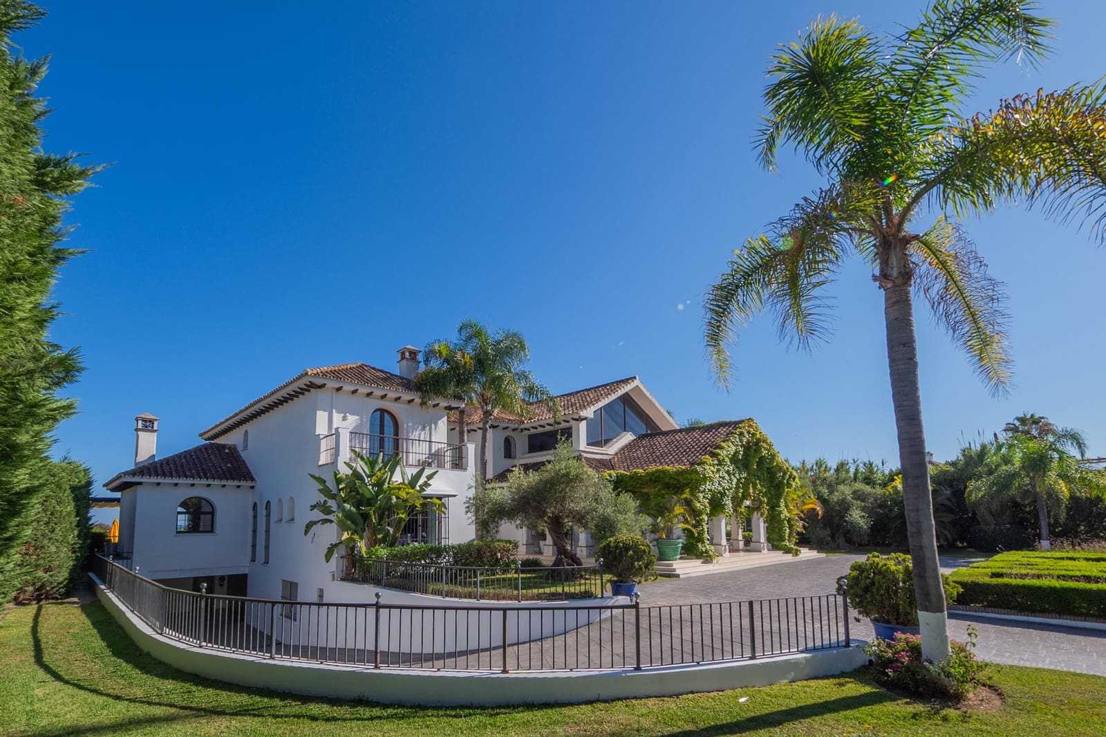 8 soveværelse Villa til salg i El Paraiso med swimmingpool garage - € 11.900.000 (Ref: 9568313)