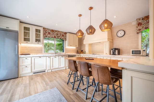 4 sovrum Villa till salu i Marbella med pool garage - 2 490 000 € (Ref: 9604843)