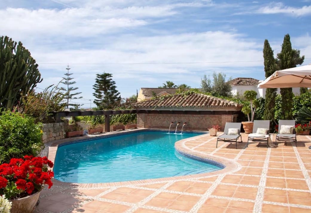 4 bedroom Villa for sale in Marbella with pool garage - € 2,490,000 (Ref: 9604843)