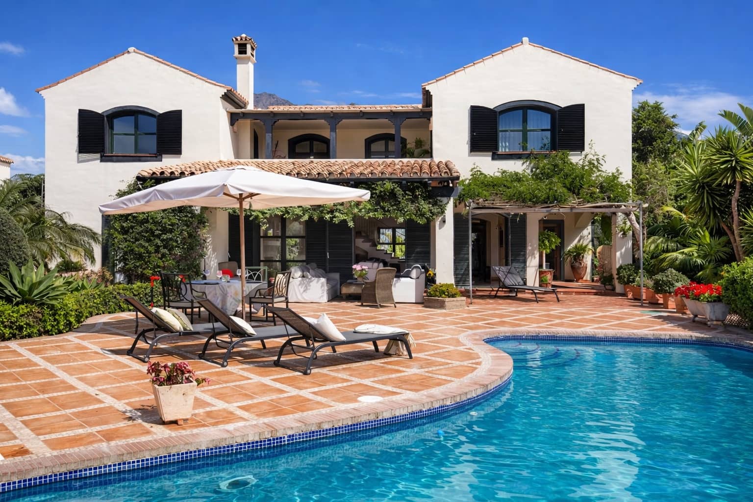 4 bedroom Villa for sale in Marbella with pool garage - € 2,490,000 (Ref: 9604843)