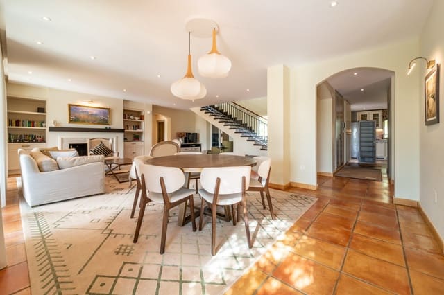 4 bedroom Villa for sale in Marbella with pool garage - € 2,490,000 (Ref: 9604843)
