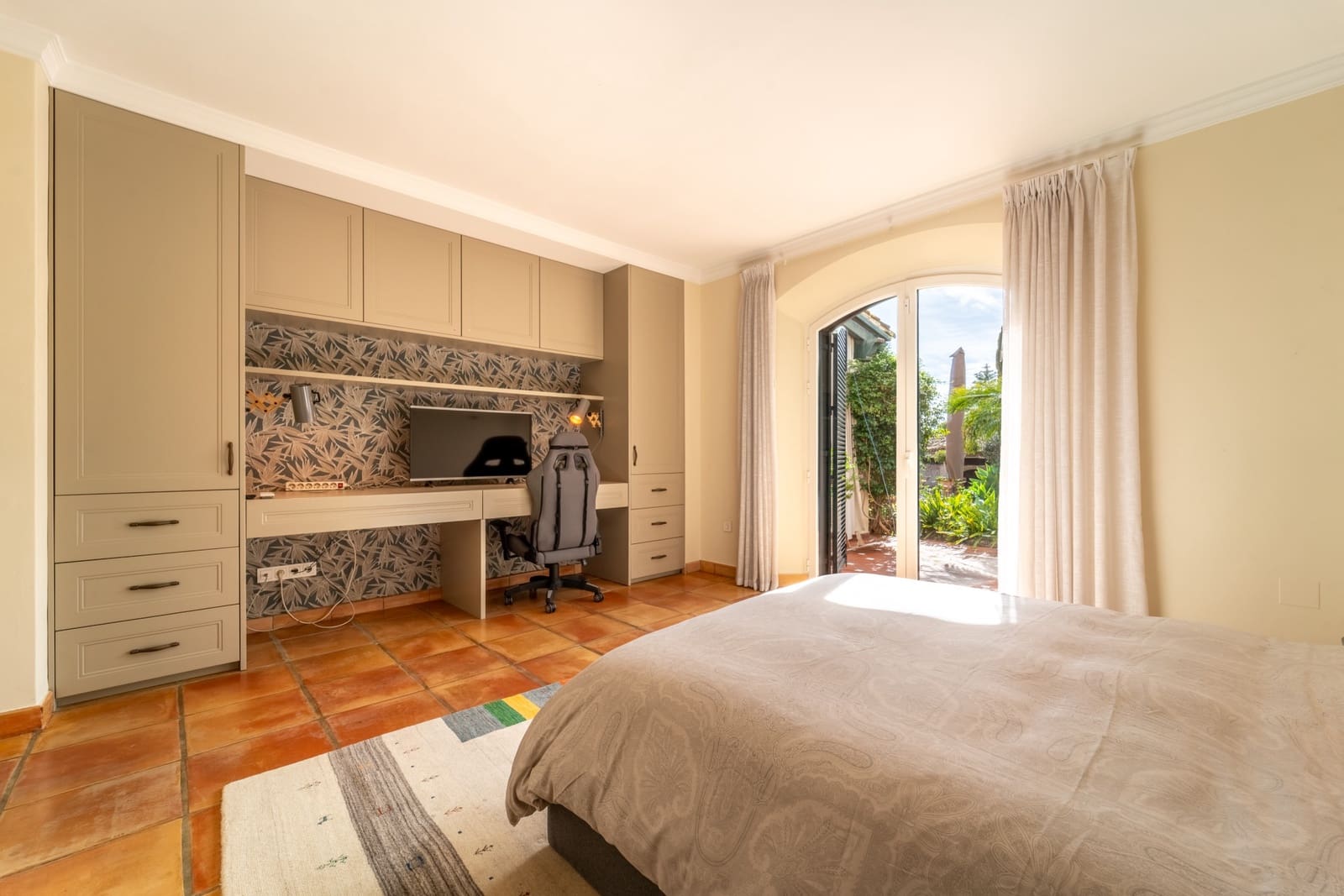4 bedroom Villa for sale in Marbella with pool garage - € 2,490,000 (Ref: 9604843)