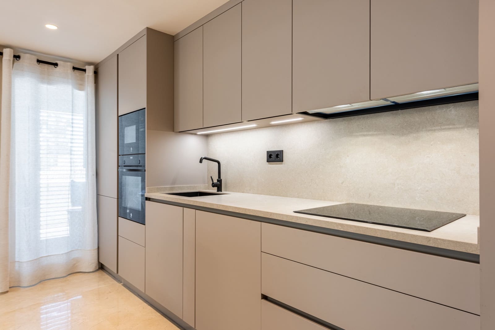 2 makuuhuone Huoneisto vuokrattavana paikassa San Pedro de Alcantara mukana uima-altaan 
autotalli - 2 500 € (Ref: 9614424)