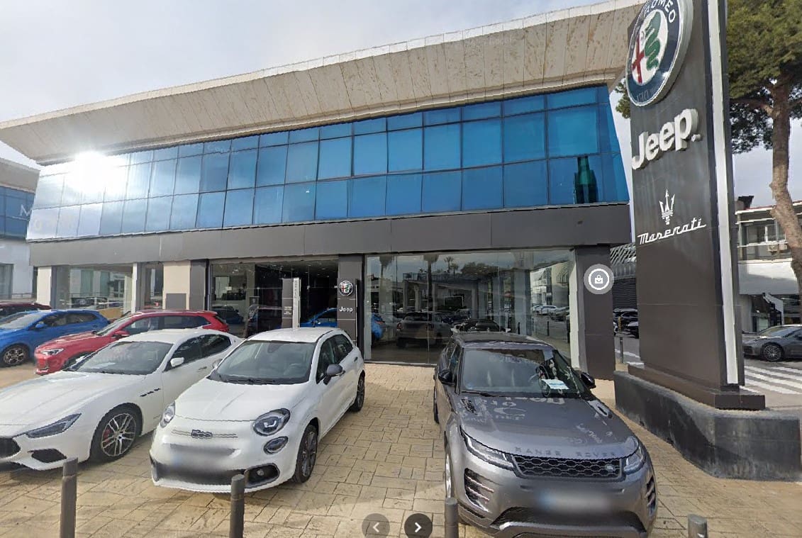 Kaupallinen myytävänä paikassa Puerto Banus mukana 
autotalli - 4 000 000 € (Ref: 9615385)