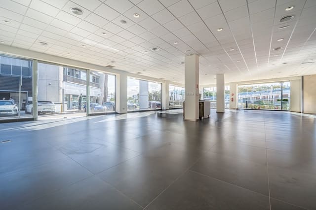 Kaupallinen myytävänä paikassa Puerto Banus, Marbella mukana 
autotalli - 4 000 000 € (Ref: 9615385)