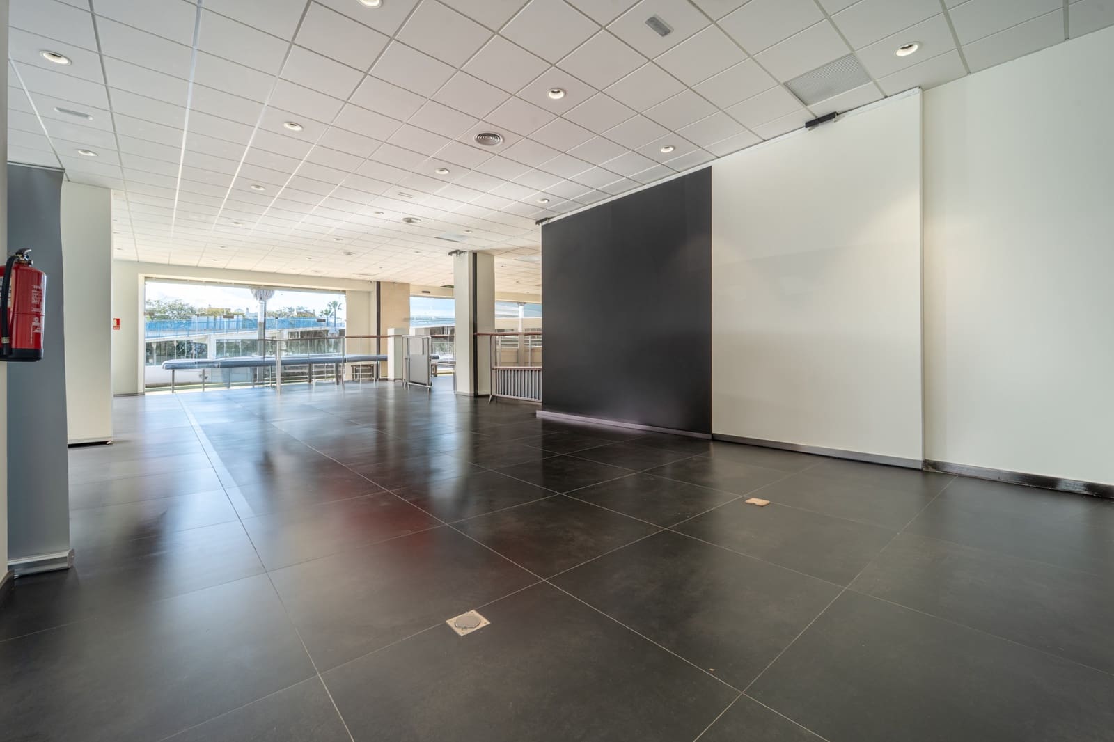 Kaupallinen myytävänä paikassa Puerto Banus mukana 
autotalli - 4 000 000 € (Ref: 9615385)