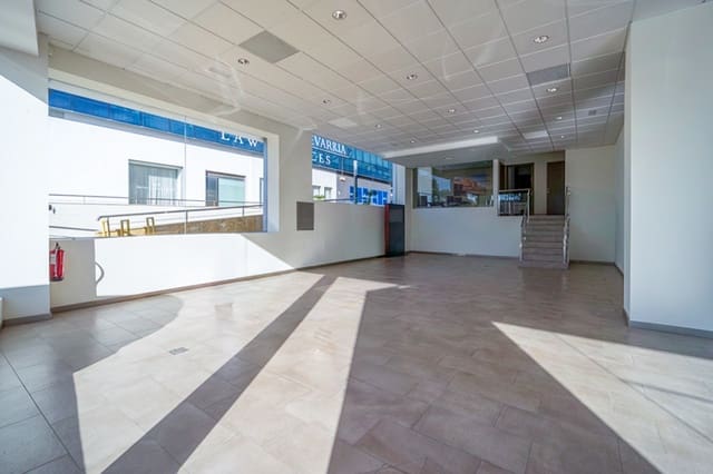 Kaupallinen myytävänä paikassa Puerto Banus, Marbella mukana 
autotalli - 4 000 000 € (Ref: 9615385)