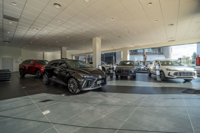 Kaupallinen myytävänä paikassa Puerto Banus, Marbella mukana 
autotalli - 4 000 000 € (Ref: 9615385)