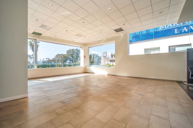 Kaupallinen myytävänä paikassa Puerto Banus, Marbella mukana 
autotalli - 4 000 000 € (Ref: 9615385)