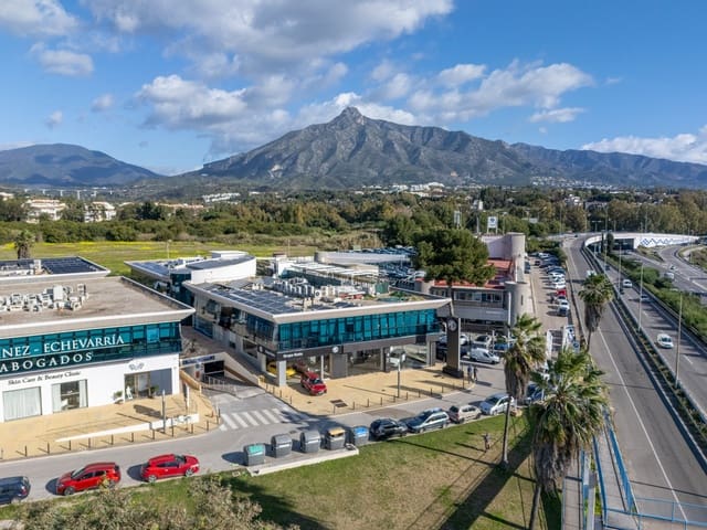 Kaupallinen myytävänä paikassa Puerto Banus, Marbella mukana 
autotalli - 4 000 000 € (Ref: 9615385)