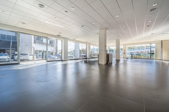 Commercieel te koop in Puerto Banus, Marbella met garage - € 4.000.000 (Ref: 9615385)